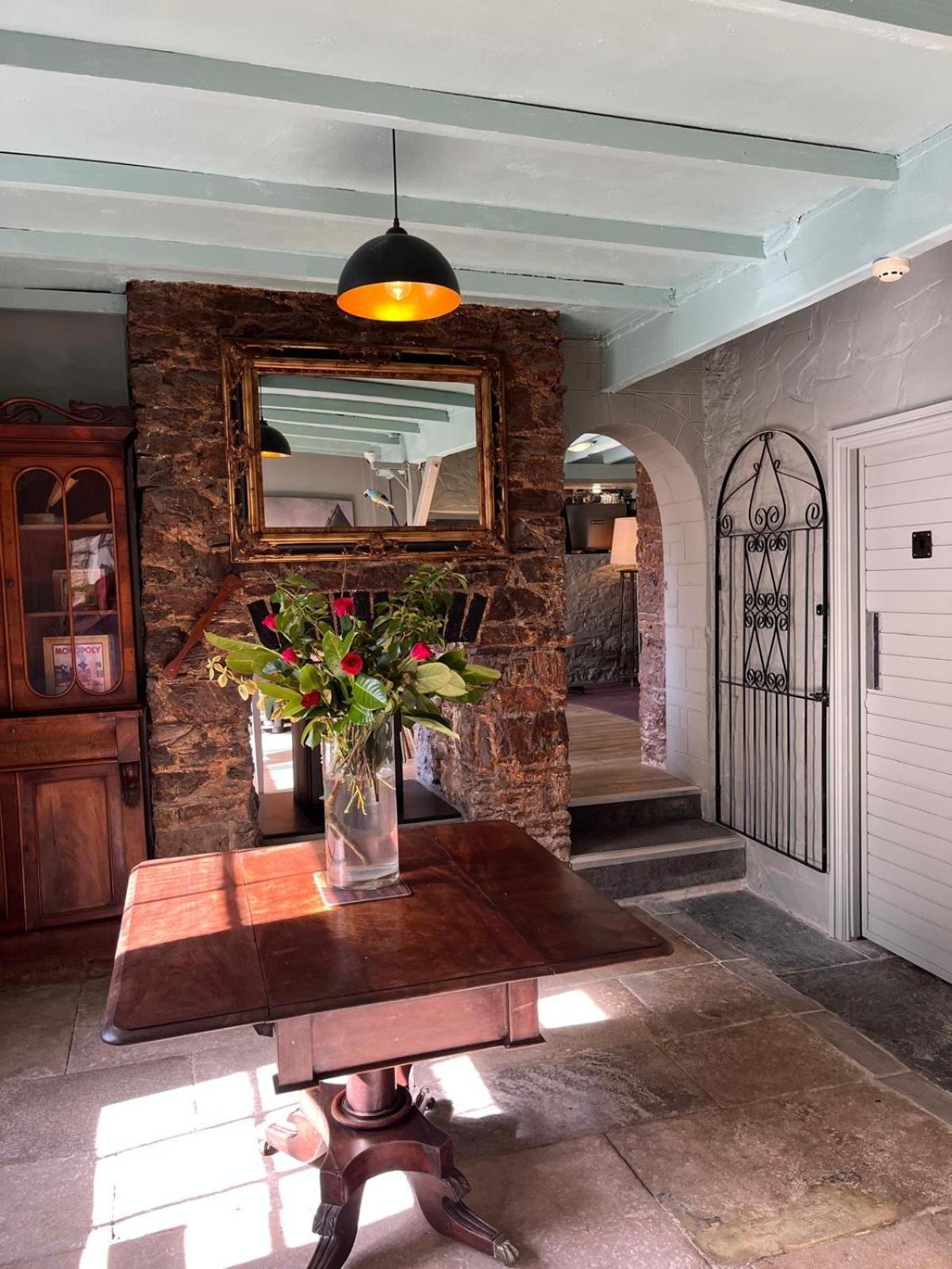 Smugglers Hotel บริกแซม ภายนอก รูปภาพ